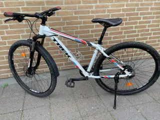 TREK Marlin 6  med 24 gear 