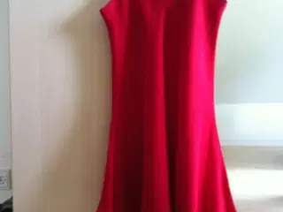Rød kjole, str.S, 99kr