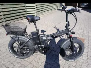 Fed elcykel sælges