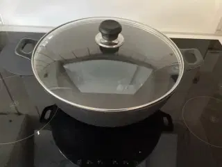 Stor sort støbejernsgryde Ø: 32 cm med glaslåg