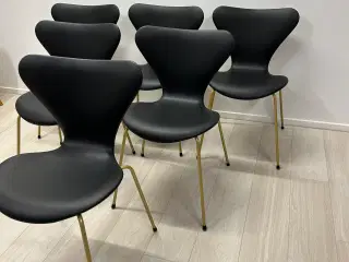 FH 3107 Nypolstrede Syverstole af Arne Jacobsen 