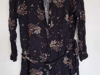 Mørkeblå blomstreret kjole