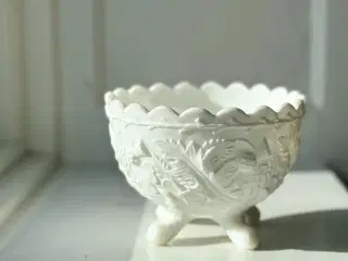Opalineglas, skål på 4 fødder