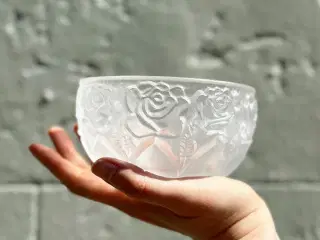 Lille krystalskål m roser, mat yderside