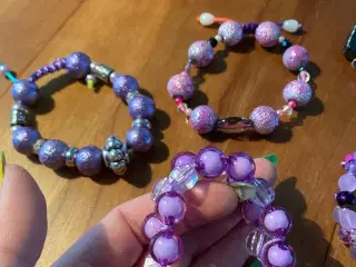 Nye knyttede armbånd