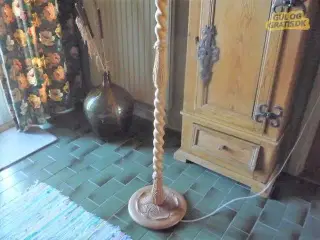 Antik standerlampe  i lyst egetræ