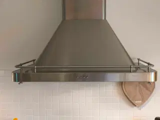 Flot emhætte i rustfrit stål. 80 cm bred.