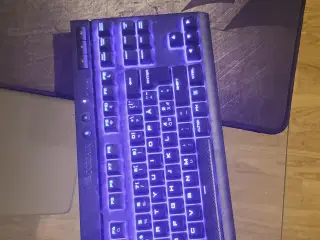 gamer tastatur med blå lys og musemåtte