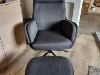 Lænestol med fodskammel fra Jysk.
