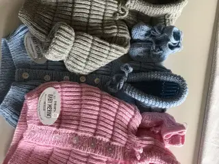 Nye strikkede babytrøjer/jakker