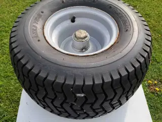 Fælg med dæk.