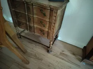 Lille kommode over 100 år 