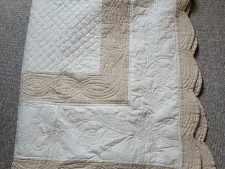 Sengetæppe, og puder.  quiltet. ca. 250 x 250 cm. 