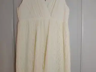 Råhvid kjole fra Vero Moda sælges