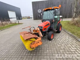 Kompakttraktor med kost og spreder Kioti CK20 HST