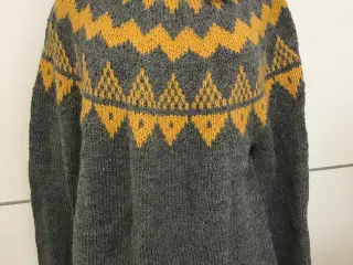 Håndstrikket sweater str. M/L