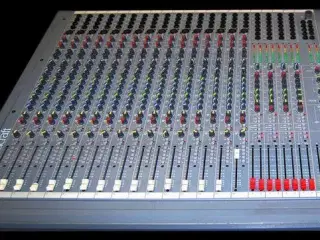 Soundcraft 16-8-2 mixer