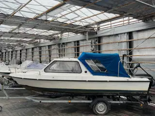 Kabinebåd med bådtrailer og påhængsmotor 40 hk