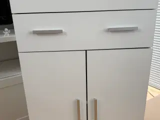 Smart lille kommode med skab