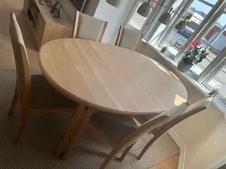Spisebord med 2 tillægsplader i bøg og 5 stole 