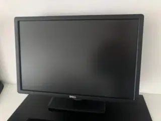 Dell PC 24" skærm på fod.
