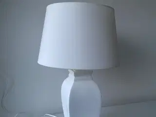 Stor bordlampe i hvid