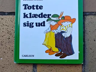 Nr.9 Totte klæder sig ud bog af Gunilla Wolde