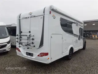 2022 - Carado T 447   metalfarvet førerhus. elektrisk trin. solceller. cykelstativ.