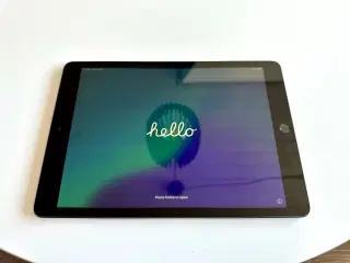 iPad 8. gen - 128GB - Space Gray – Står flot