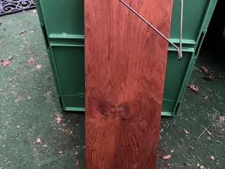 Teak-hylde med metalophæng. Giv bud.