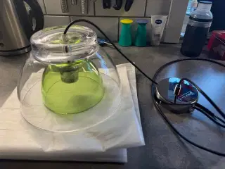 Loftslampe i grøn og klar akrylplast.