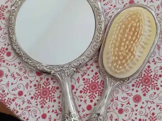 Sølvspejl og tøjrenser børster