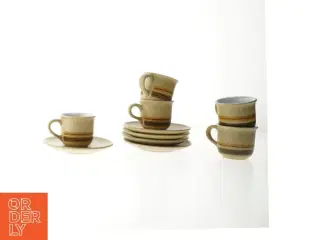 Kaffesæt med kopper og undertallerkener (str. 5 kopper. ø. 8 cm. længde. 7 cm. 5 undertallerkener. ø. 15 cm)