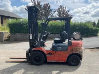 2500kg gastruck med Triplexmast med friløft  Fra2006