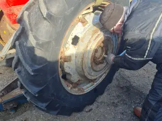Massey Ferguson  Pavt støbejerns hjul købes