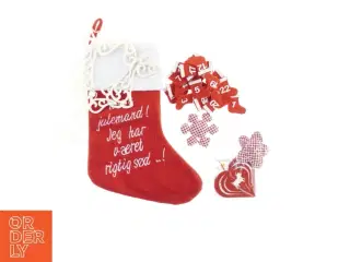 Julepynt, julekalender med tal, julesok, snefnug, store filtengle og hjerte.