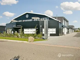190 kvm. tørt og opvarmet lagerlokaler med vareelevator - Gratis parkering