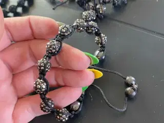 Nye knyttede armbånd