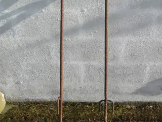 Hegnspæle af jern med porcelænsklokke