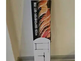 2 tavler og et tøj stativ 