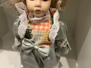 Porcelænsdukke str 26 cm