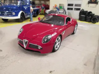 Modelbil 1:18 Alfa C8  Welly