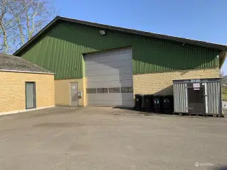 Meget fin stor hal. Med fast gulv og uden søjler. med god beliggenhed