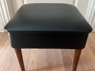 Smuk gammel teak skammel med opbevaringsrum 