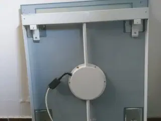 Baderums spejl med lys kan indbygges