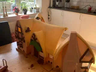 Disney hus med møbler og figurer