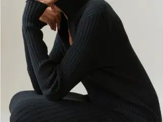 Ribstrikket blå kjole fra H&M i ren merino uld