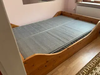 Kaneseng i fyrretræ - inklusive 2 madrasser