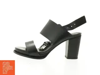 Sort sandal med hæl (str. 39 cm)