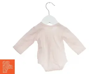 Lyserød bodystocking til baby fra Prenatal (str. 50)